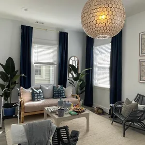 https://new-stylish-1900s-renovated-duplex-apartment-building.top-hotels-in-savannah.com